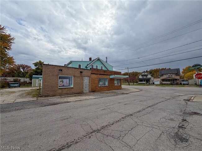 Building Photo - 2405 Youngstown Rd SE