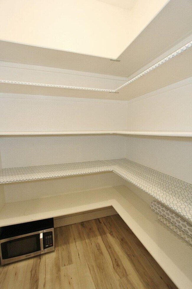 Building Photo - Immaculate Single-Level Home