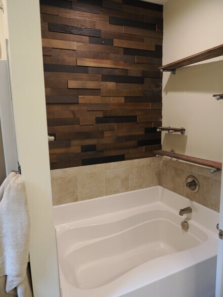 Building Photo - 611 Winfall Dr