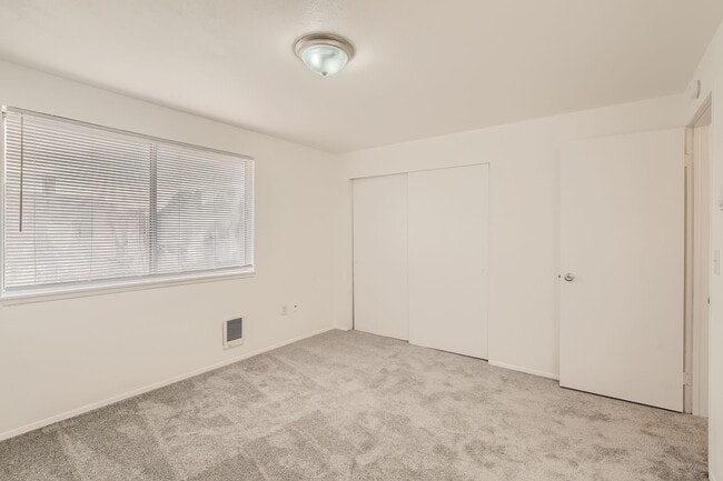 Building Photo - 2025 C St SE