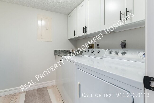 Building Photo - 3750 Pinebrook Cir