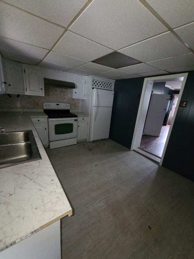 Building Photo - Come check out this cute and cozy house!