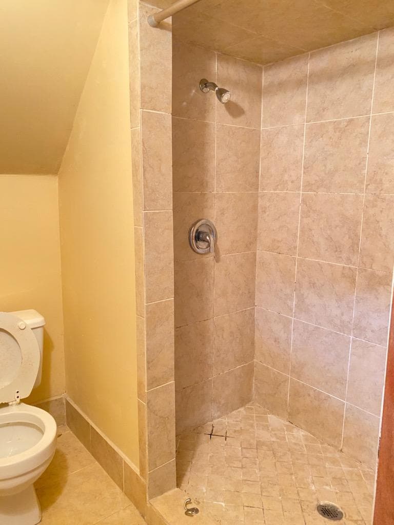 Stand up shower - 1435 Roycroft Ave