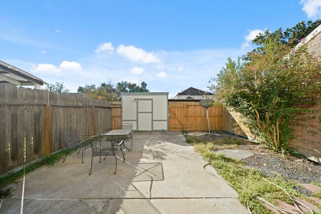 Building Photo - 7949 Ellinger Ln