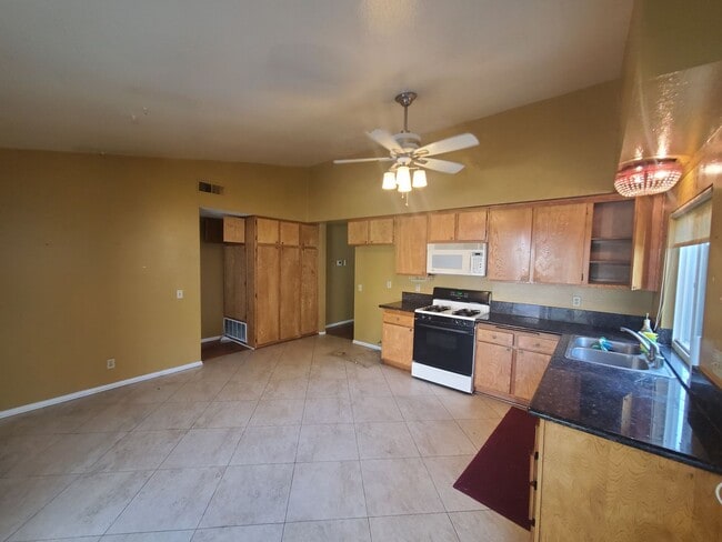 Building Photo - Single Family and Single Story Beautiful H...