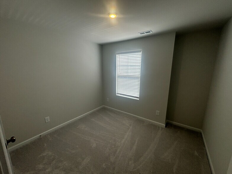 Building Photo - Room in Townhome on Carolina Spgs Blvd