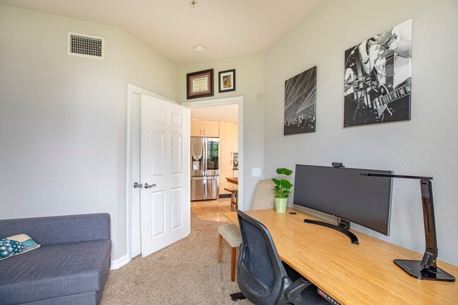 Building Photo - Beautifully Renovated 3Bed/2Bath Corner Un...