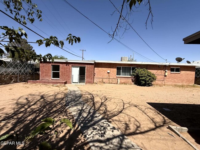 Building Photo - 2801 Hawick Rd