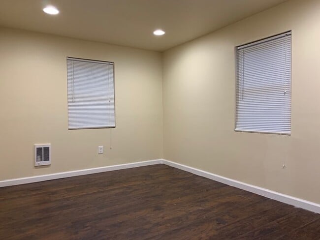 Building Photo - 24 E Silver St