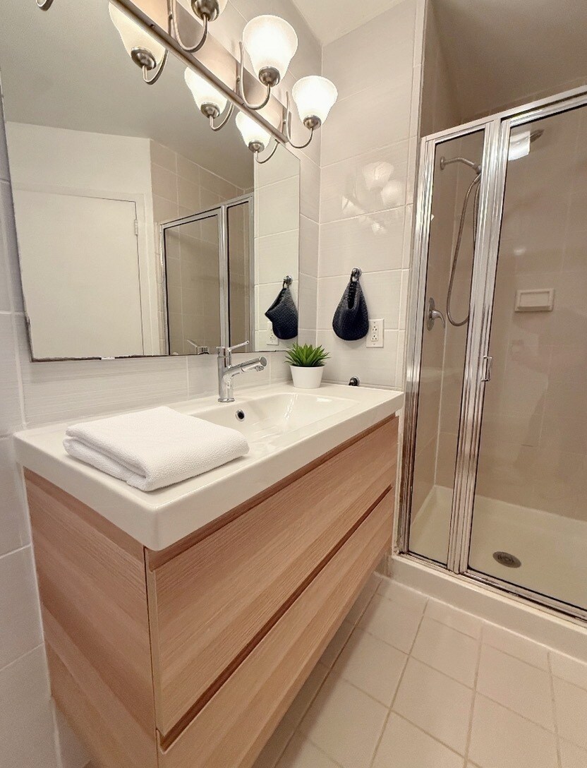 Building Photo - 200 Grand Cove Way