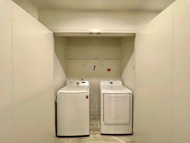 Building Photo - Great TownHome For Rent