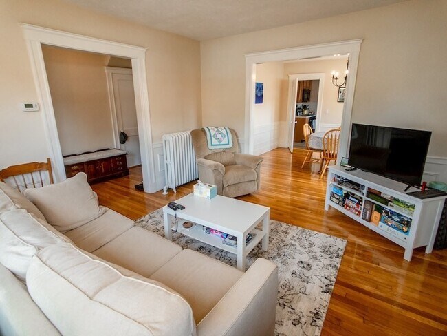 Building Photo - 21 Bradwood St