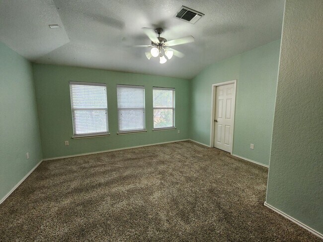 Building Photo - Spacious 3 Bedroom/2.5 Bath Home