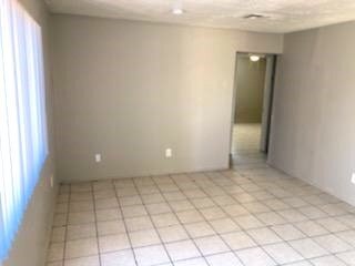 Building Photo - FANTASTIC TWO BEDROOMS 1 BATHROOM NORTH PH...