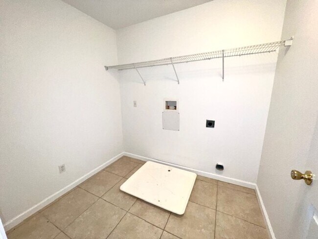 Building Photo - Remodeled Kitchen!! Wonderful Avalon Park-...