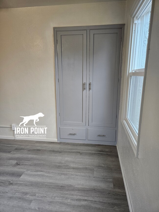 Building Photo - Renovated 3bed/2bath home w/gas fireplace, garage, near downtown Caldwell.