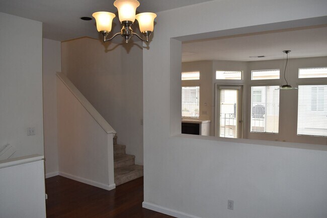 Building Photo - 2 Bed/ 2.5 Bath- Dual Master Townhome in U...