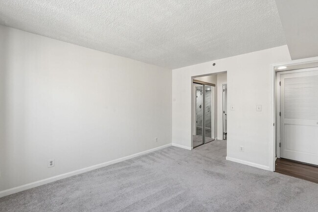 Building Photo - Updated 2BR Condo in Old Town Alexandria - 2 blocks to Metro