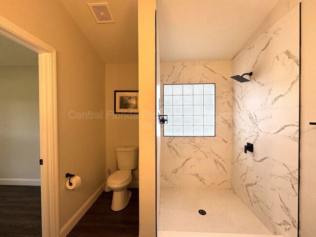 Building Photo - 402 Lark Ct