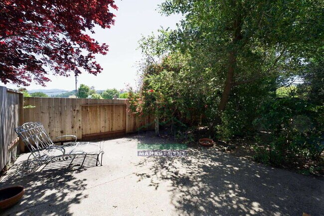 Building Photo - 868 Las Pavadas Ave