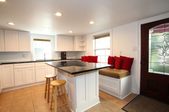 Building Photo - 3316 Upperline St