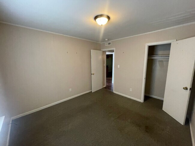 Building Photo - 1705 Snowden Dr SE