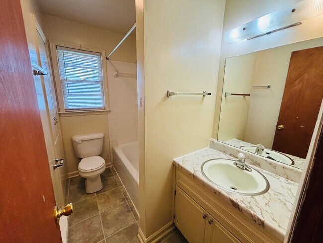 Building Photo - 1504 Thomas Ln
