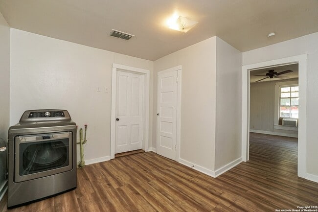 Building Photo - 115 E Lambert St