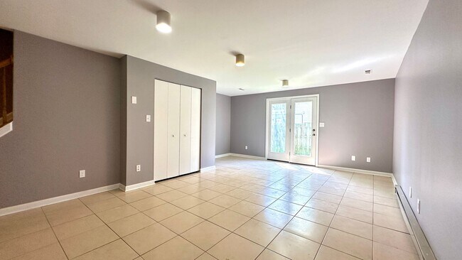 Building Photo - 704 St Peters Ct