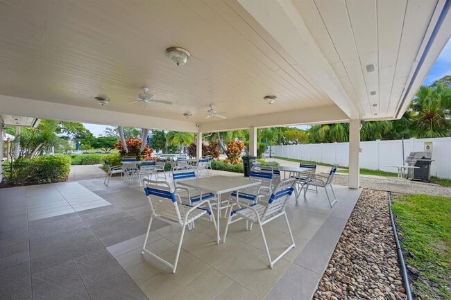 Building Photo - 2601 S Palm Aire Dr