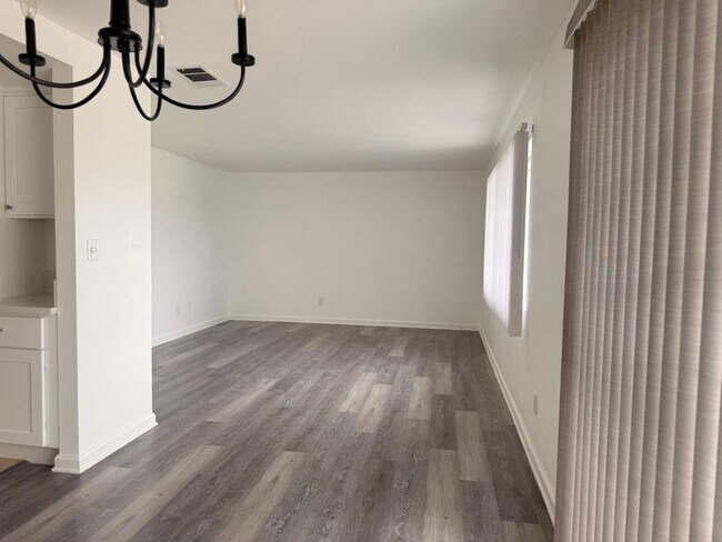 Building Photo - Cozy Colton Condo!!