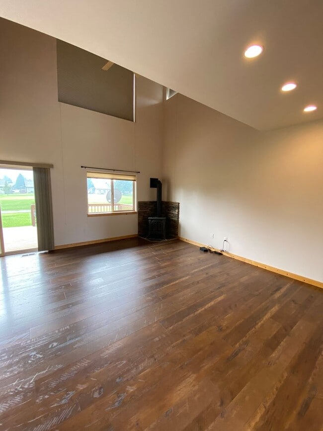 Building Photo - THE VINYARDS AT STONERIDGE (APP#42)