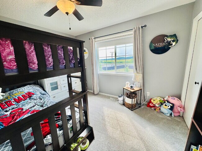 Building Photo - Spacious 4-Bed Shakopee Gem with Granite Finishes & Finished Basement