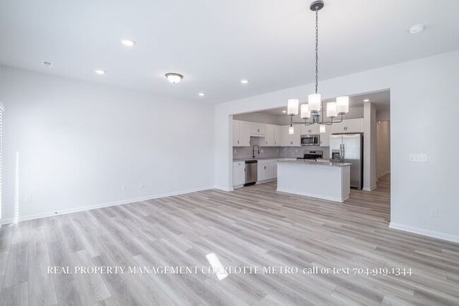 Building Photo - Modern Brand-New Built 3BR Townhome Near Uptown