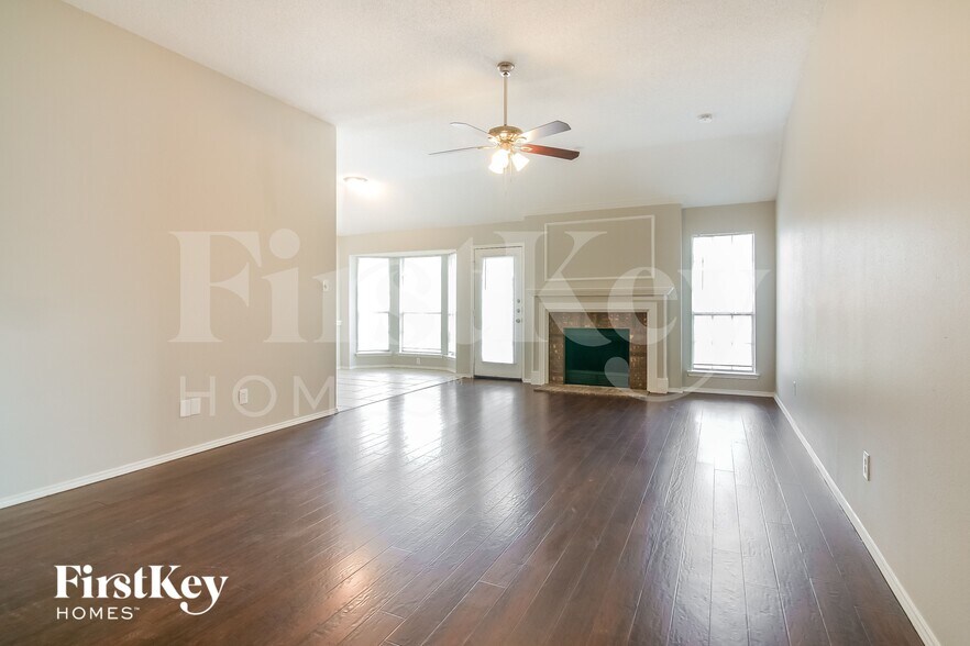 Building Photo - 903 Hillwood Ct