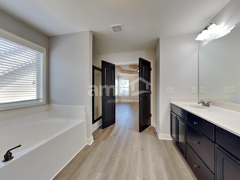 Building Photo - 414 Strawberry Walk