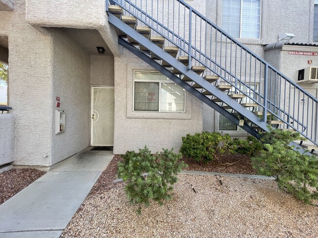 Building Photo - Desirable Downstairs 2 Bed, 2 Bath Condo f...