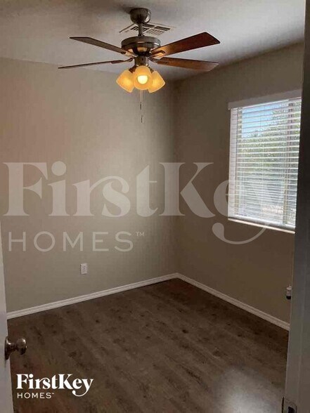 Building Photo - 1338 W Mesquite Ave