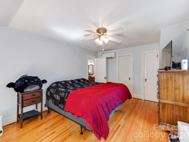 Building Photo - 1209 Oakwood Ave
