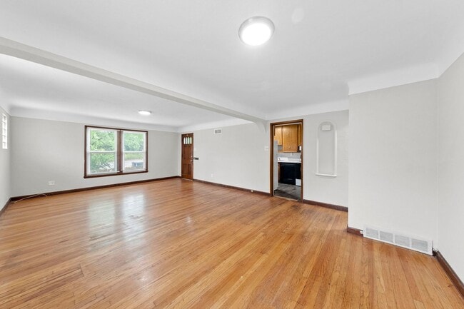 Building Photo - 2 bedroom Single Family Home with Fenced i...