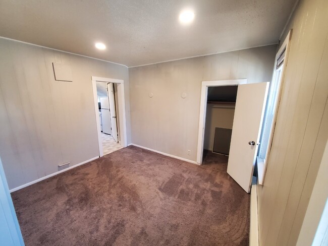 Building Photo - 1BR 1BA Upper Level Unit - Tri-plex Proper...