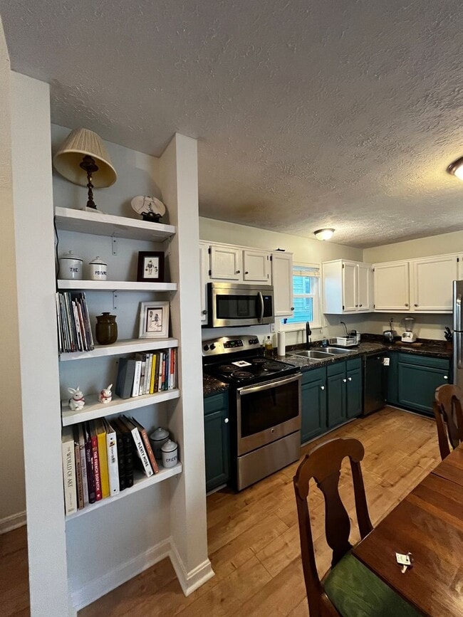 Building Photo - FURNISHED 2-BED w/OFFICE IN SHELBY PARK