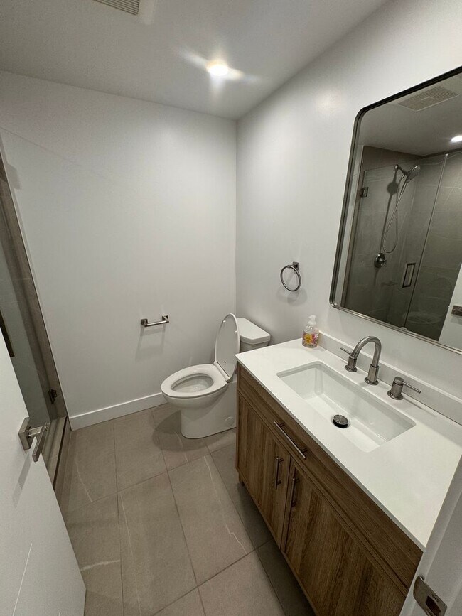 Building Photo - Spacious 1000 sq ft First-Floor Back ADU i...