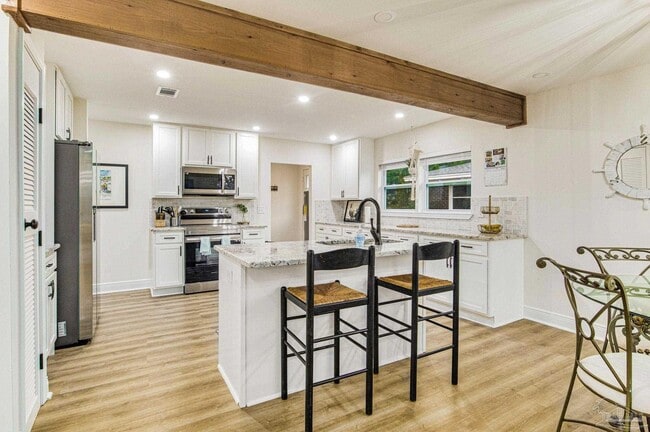 Building Photo - 814 W Gonzalez St