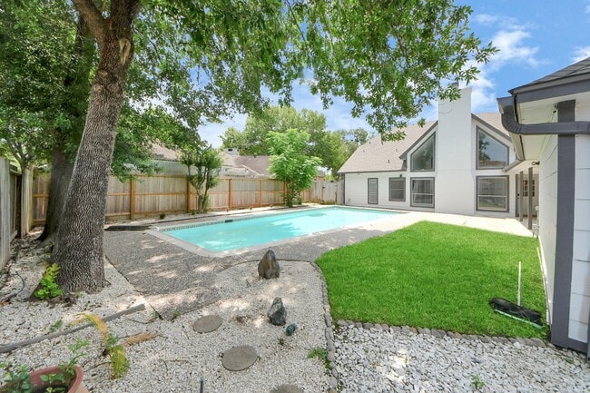 Building Photo - 5310 Oak Cove Dr