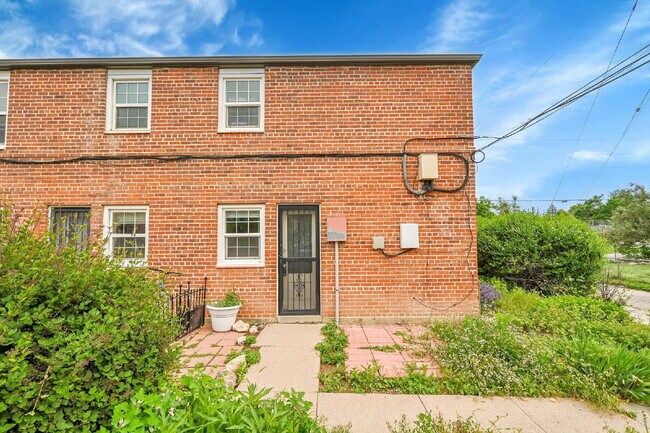 Building Photo - $2,095 - Updated 2 bed/1 bathroom Denver C...