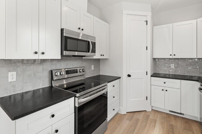 Building Photo - Modern Two-Story Home in West Asheville!