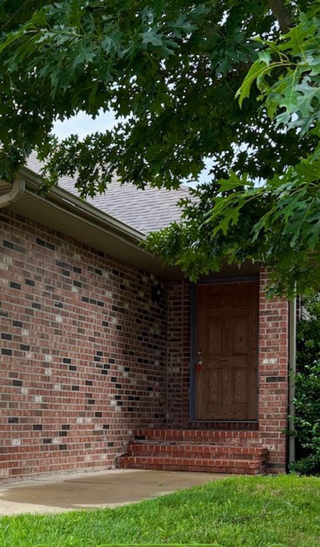 Building Photo - Ozark~ 4 bedroom walkout basement duplex for rent!
