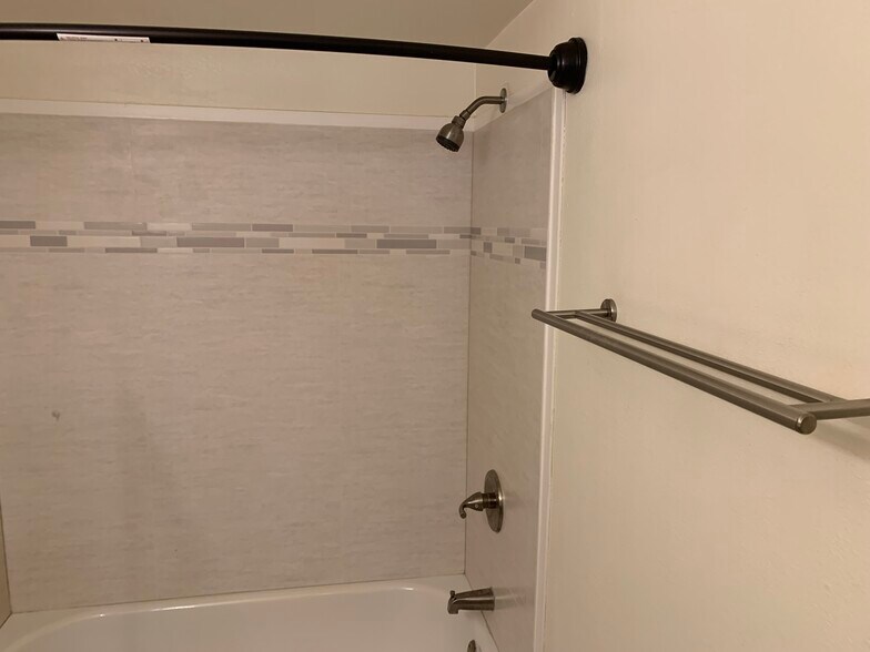 Building Photo - 7380 Albany Rd