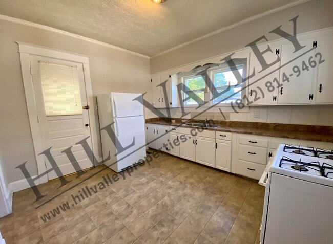 Building Photo - Two Bed, 1 1/2 Bath Home